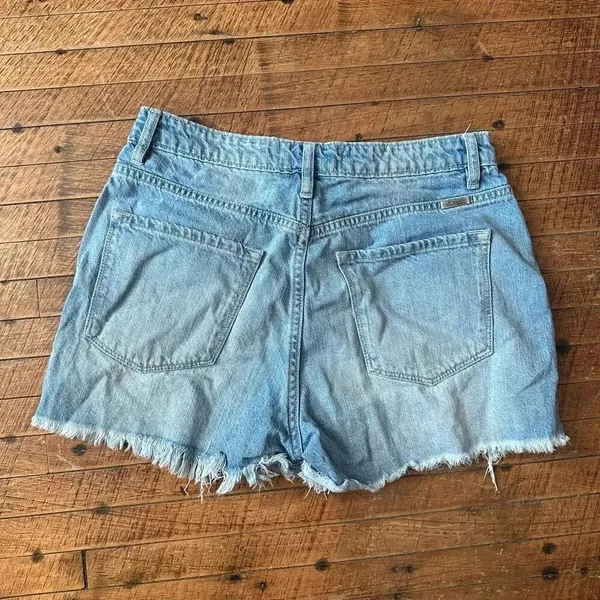 Kancan high waist raw hem cutoff wedgie 28 denim shorts - Image 3