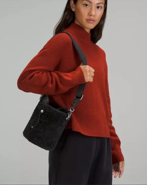 Lululemon NWT Crossbody Fleece Bucket Bag 2.5L - Image 3