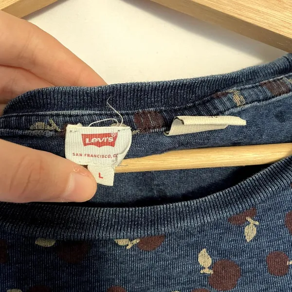 Vintage Levi's navy t-shirt apple design women's size large cotton top casual‎ - Image 3
