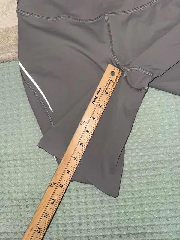 Lululemon Base Pace High-Rise Reflective Short 8" Gull Grey size‎ 8 - Image 2