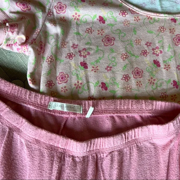 Daisy Fuentes Vintage Pink Floral Two Piece Pajama Set Size Medium - Image 5