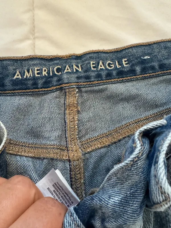 Tags: mom jeans, high rise jeans, light wash denim, casual, trendy, women’s jeans, American Eagle, size 4. - Image 8