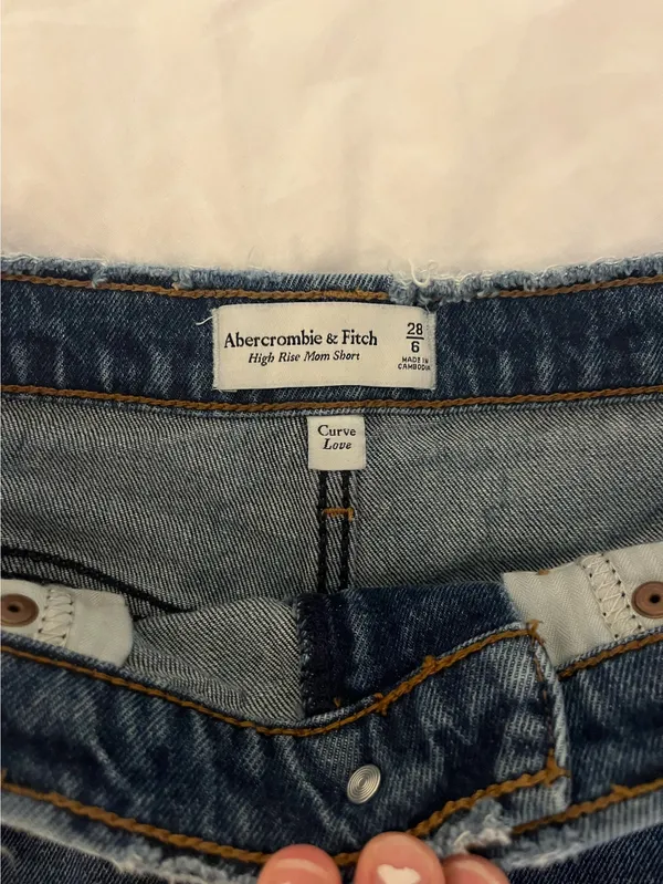 Abercrombie & Fitch High Rise Mom Short Curve Love - Image 3