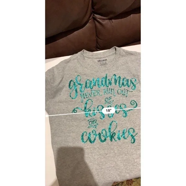 Gildan DEZ) Women's size Medium M tee Grandmas never run‎ out of kisses Shirt tshirt - Image 4