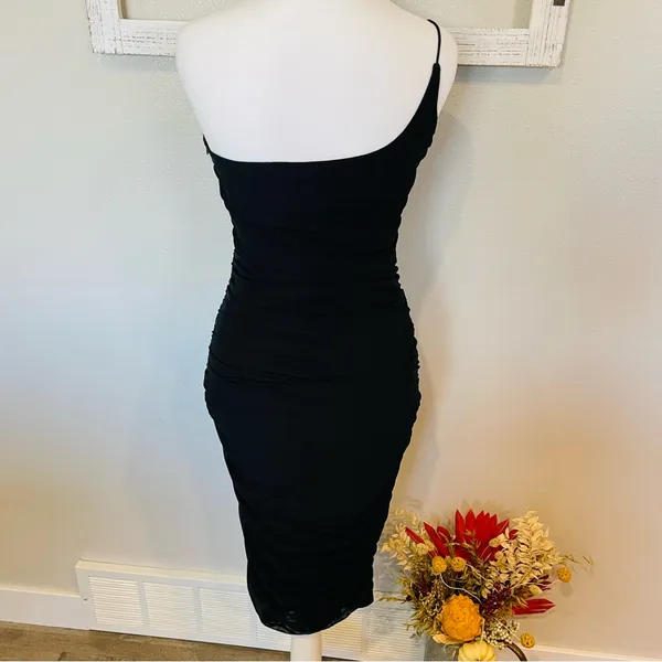 Hello Molly Black One-Shoulder Ruched Midi Dress - Image 4