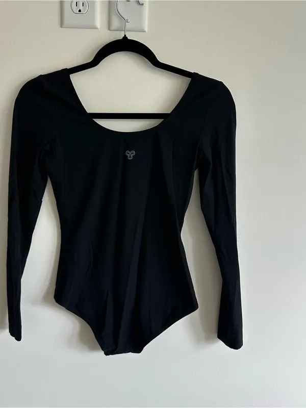 Aritzia TNA Women's Black Long-Sleeve Scoop Neck Bodysuit - Image 5