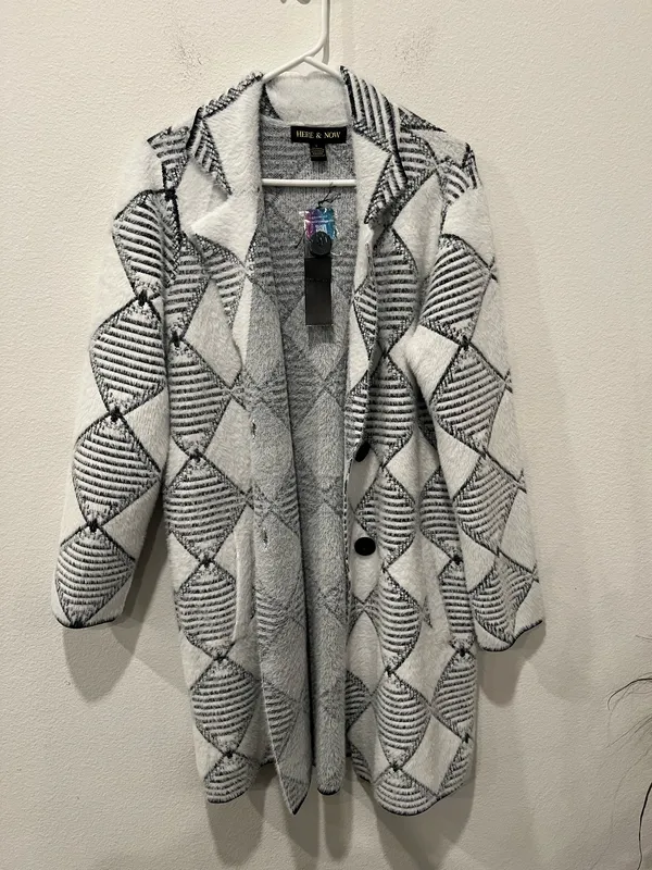 Black and White Geometric Patterned Coat size L by Here N Now Gray Size L - Image 5