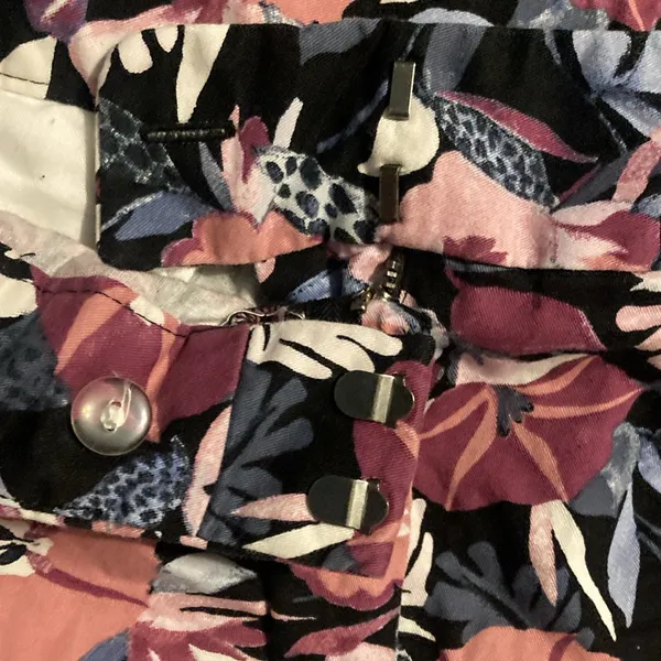Loft Women’s Size 14 Floral Shorts - Image 2