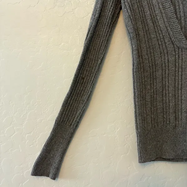 Hollister Y2K dark gray long sleeve hooded cable knit deep v-neck sweater small - Image 8