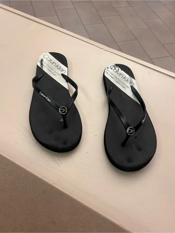 Calvin Klein Black and White Logo Strap Flip Flop Sandals 11-12 - Image 2
