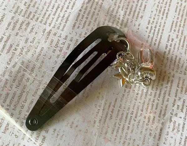 Handmade stars & tooth dangle Kawaii hair clip⭐️🦷🖤 - Image 4