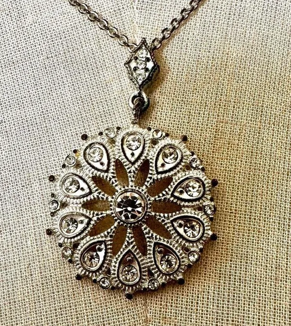 Circle rhinestone silver tone pendant necklace - Image 3