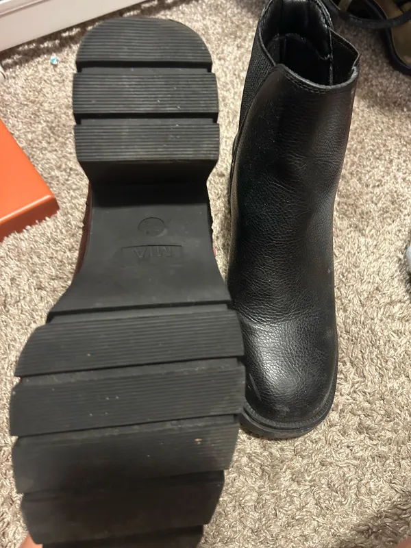 Black boots Size 8.5 - Image 2