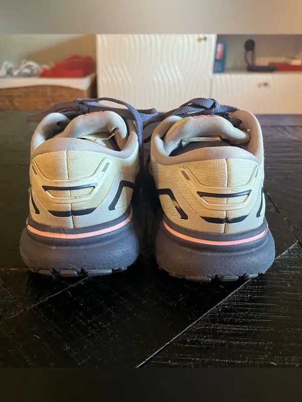 Brooks Ghost 15 Women’s Running Shoes Size 6 EUC - Image 3