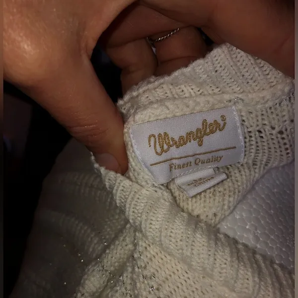 Wrangler Hey symmetrical cream, long sleeve sweater size medium - Image 3