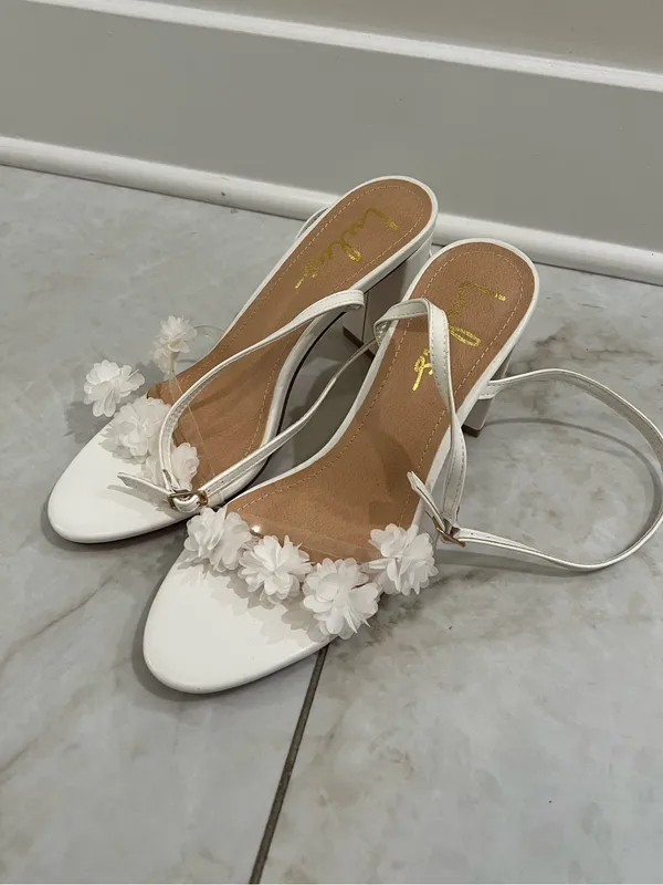 NEW Lulus Arina White Flower Ankle Strap Heels Size 8 US - Image 2