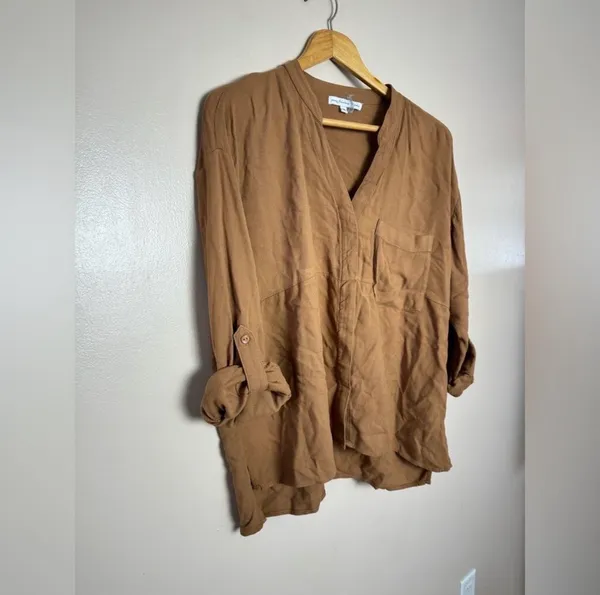 CLEARANCE! Brown Young, Fabulous & Broke Top Size M EUC - Image 3