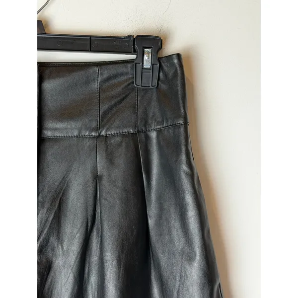 Intermix Shorts Women 4 Black Kitty Pleated Faux Leather‎ High Rise Streetwear - Image 5