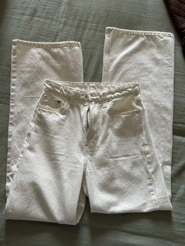 H&M High-Waisted Jeans - Image 2
