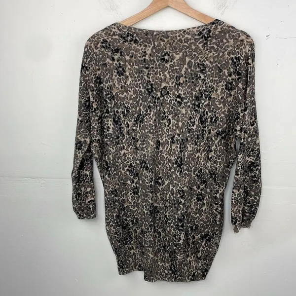 Aritzia Wilfred Balzac Leopard print light sweater size Medium - Image 5