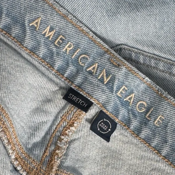 American Eagle Super High-Rise Straight Jeans Light Wash Sz 6 Short Raw Hem - Image 3