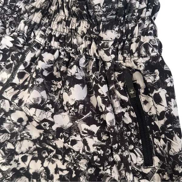 Lululemon Tracker Short V (4") Size 4 - Image 7