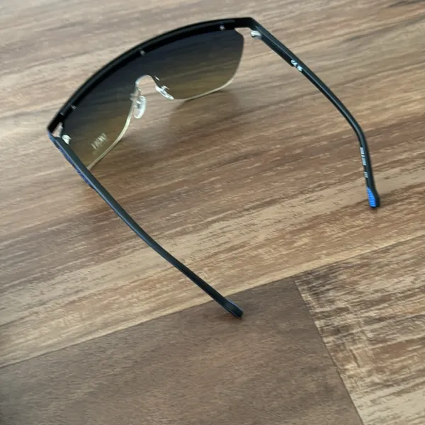 DKNY DK538S SUNGLASSES - Image 3
