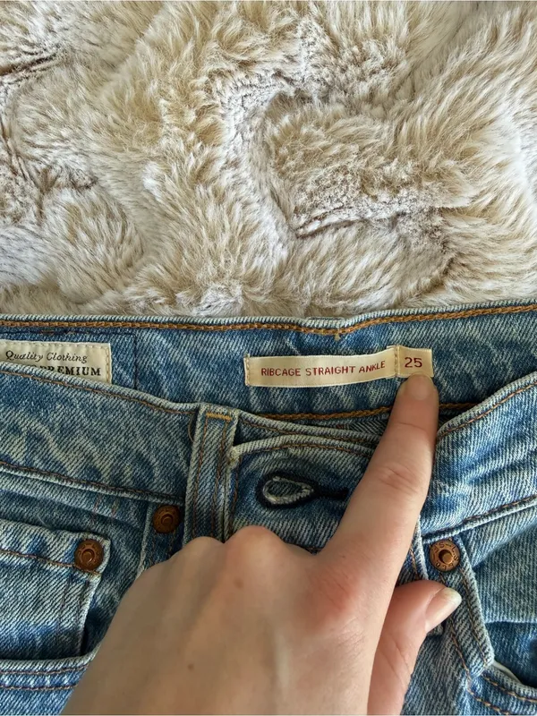 Levi's Women's ribcage straight ankle jeans size 25 - Image 3
