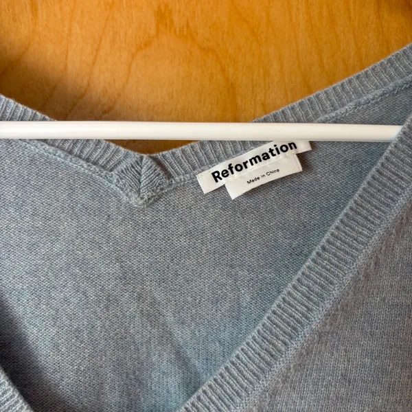 Reformation‎ Cashmere Blend V-Neck Sweater Womens Medium Blue Drop Shoulder - Image 2