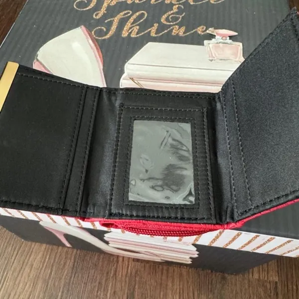 Red woven wallet with gold - Image 3