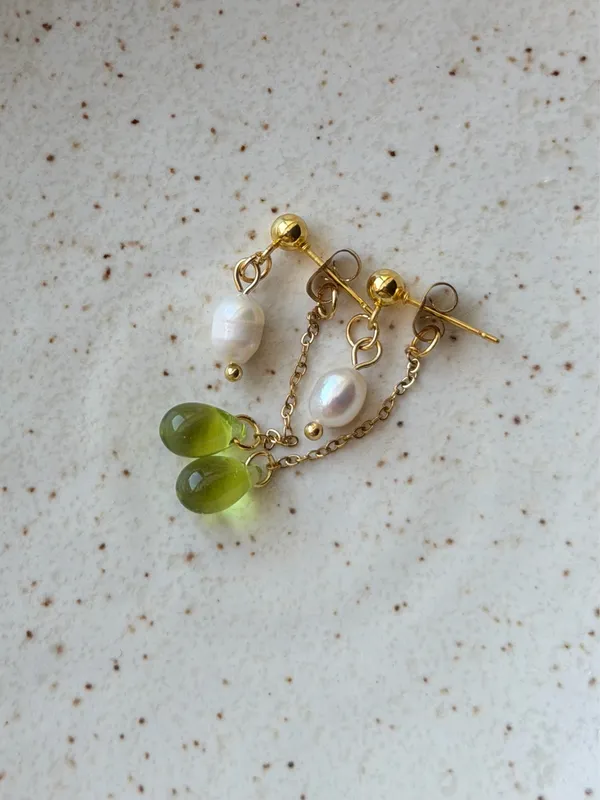 Handmade green mini teardrop Czech glass beads & freshwater pearls earrings💚 - Image 6