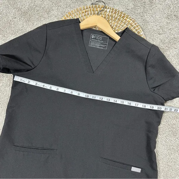 Figs Women’s Casma Three-Pocket Scrub Top Shortsleeve in Black Size L - Image 11