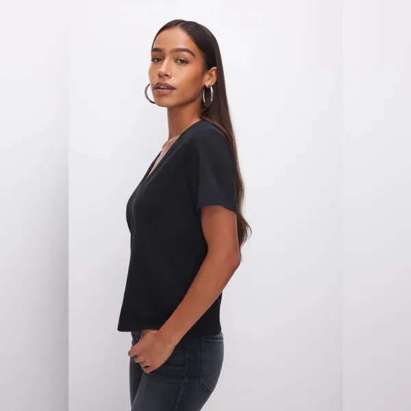 Good American black vneck‎ cotton tshirt 4 way stretch quick dry compression NWT - Image 2