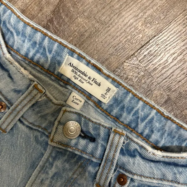 Abercrombie‎ & Fitch light wash distressed denim jeans Size 26 - Image 2