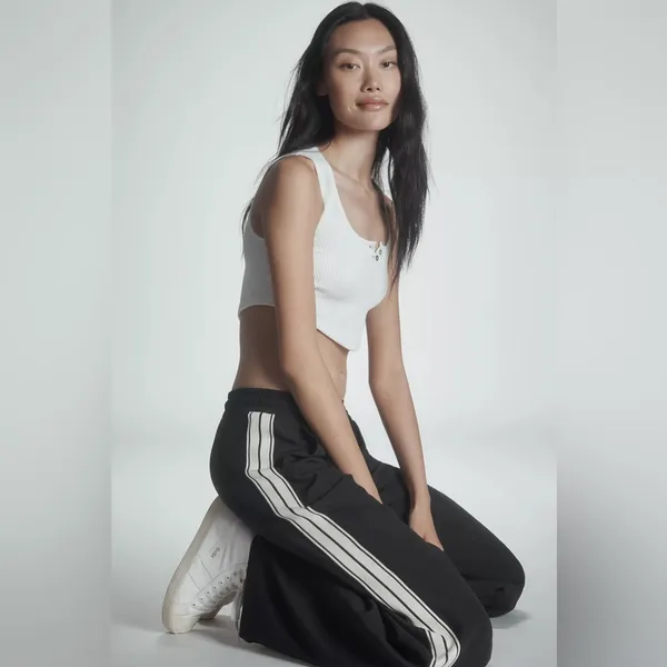 Anthropologie Seamless Henley Crop Top - Image 4