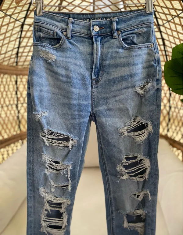 American Eagle Outfitters women’s heavy distressed ripped mom jean size - Image 4