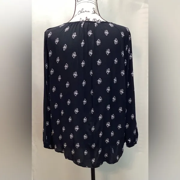 Old Navy Vneck blouse Black with white flowers. Size Large - Image 4