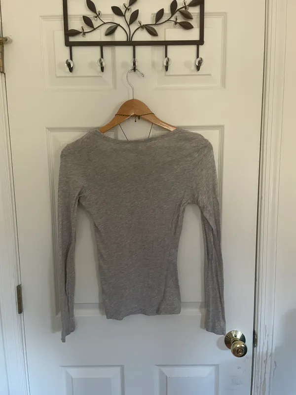 Y2K Grey V Neck Pocket Tee - Image 6