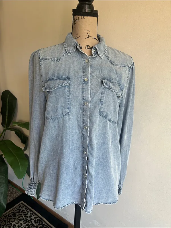 Jane + Delancey Chambray Snap Close Top Size Medium - Image 3