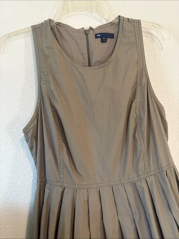 Gap size 8 Sleeveless Pleated Midi Dress in Olive Taupe - Image 4