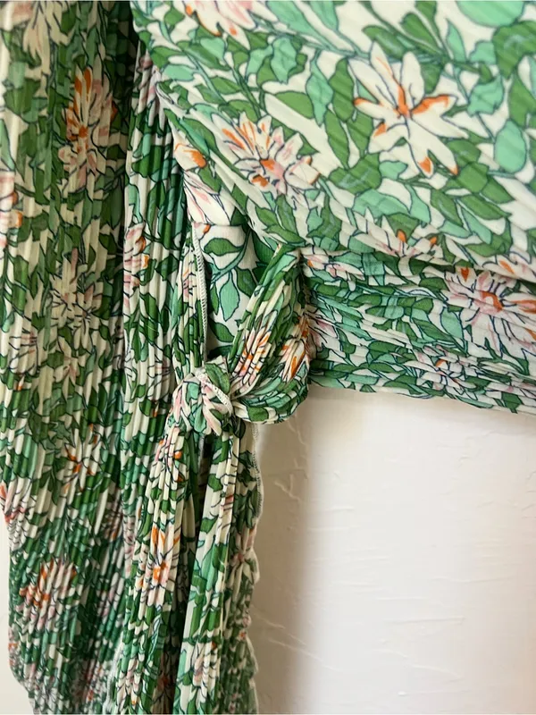 Lulu's Green Floral One-Shoulder Pleated Chiffon Crop Top - Image 4