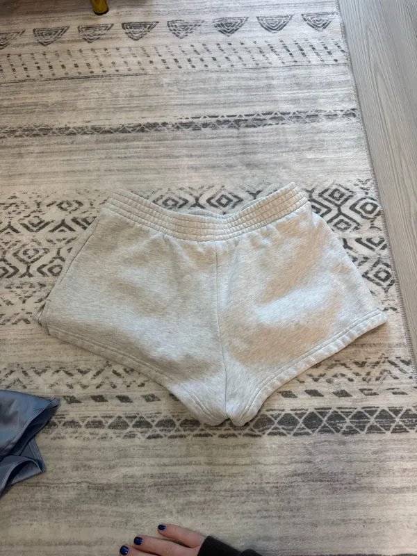 Aritzia cozy sweat fleece perfect micro short heather grey - Image 7