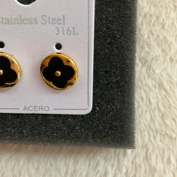 Clover Post Earrings Gold - Image 3