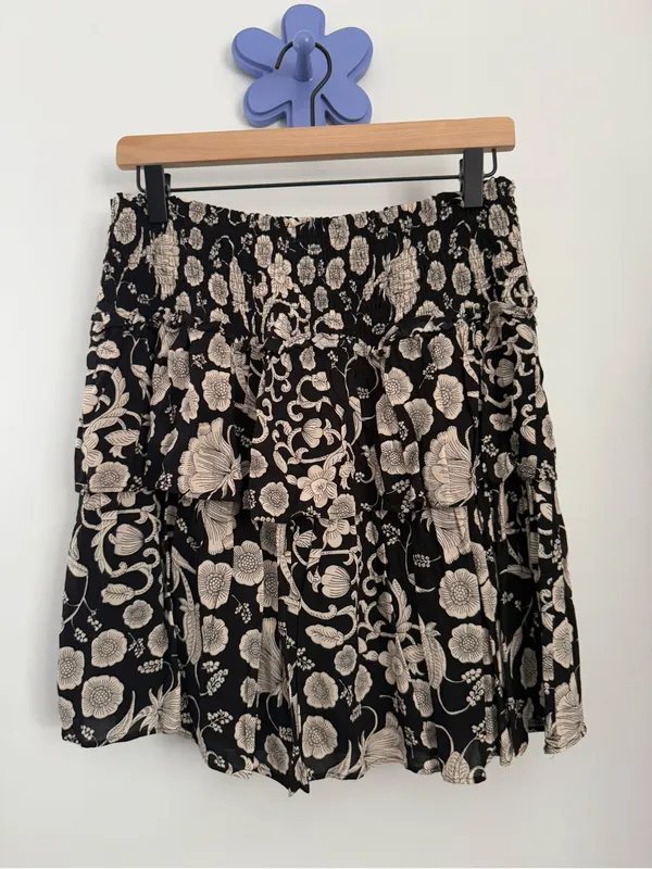Anthropologie Medium Somerset Mini Skirt Black Beige Floral Tiered Flowy Boho - Image 2