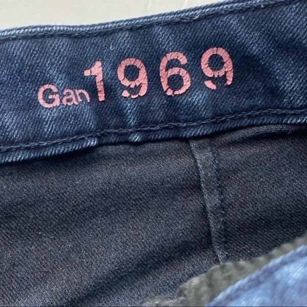 Gap • Navy Blue Pleated Cuff Shorts - Image 4