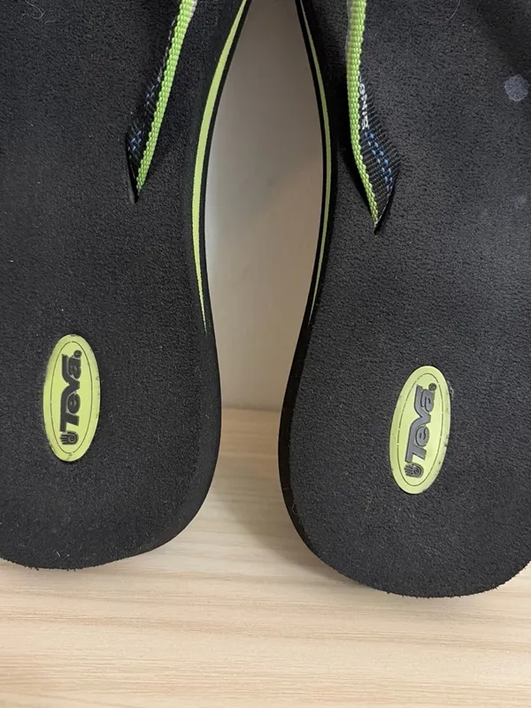 Teva women’s black/green flip flops size 6 - Image 3