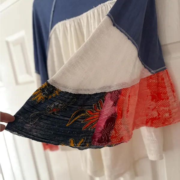 We The Free Blue and‎ White Top with Floral Sleeves Size XS EUC - Image 4