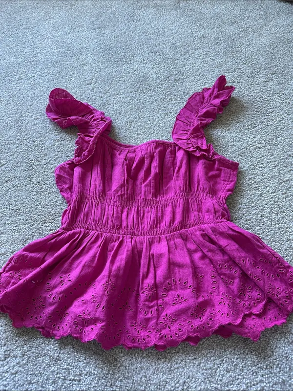 Old Navy Eyelet Ruffle strap Fuscia Peplum tank size medium 100% cotton - Image 4
