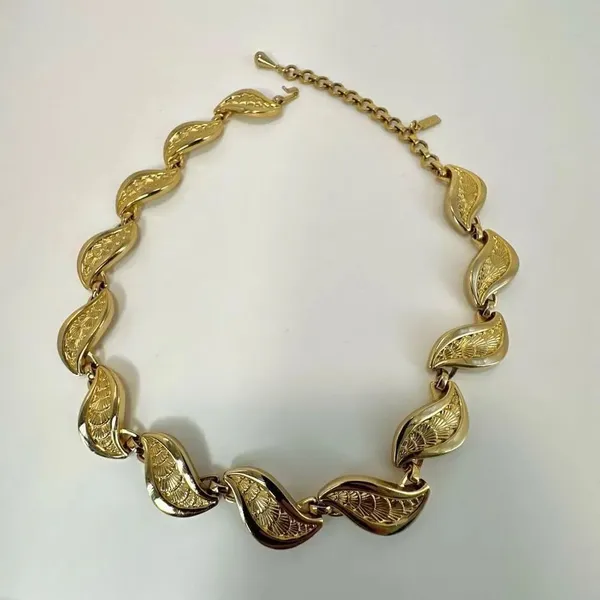 vintage monet gold tone leaf choker necklace - Image 10