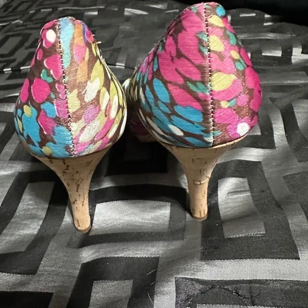 Steve Madden multi color peep toe, fabric upper, leather sole, corkscrew heel, - Image 5